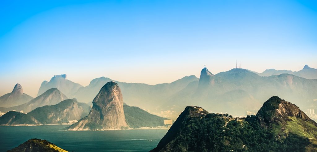 A imagem trata-se da fotografia de Morro do Corcovado, espaço localizado na cidade do Rio de Janeiro. A imagem tem o objetivo de ilustrar a pesquisa citada no artigo que aponta o Brasil como um país pouco propício para empreender.