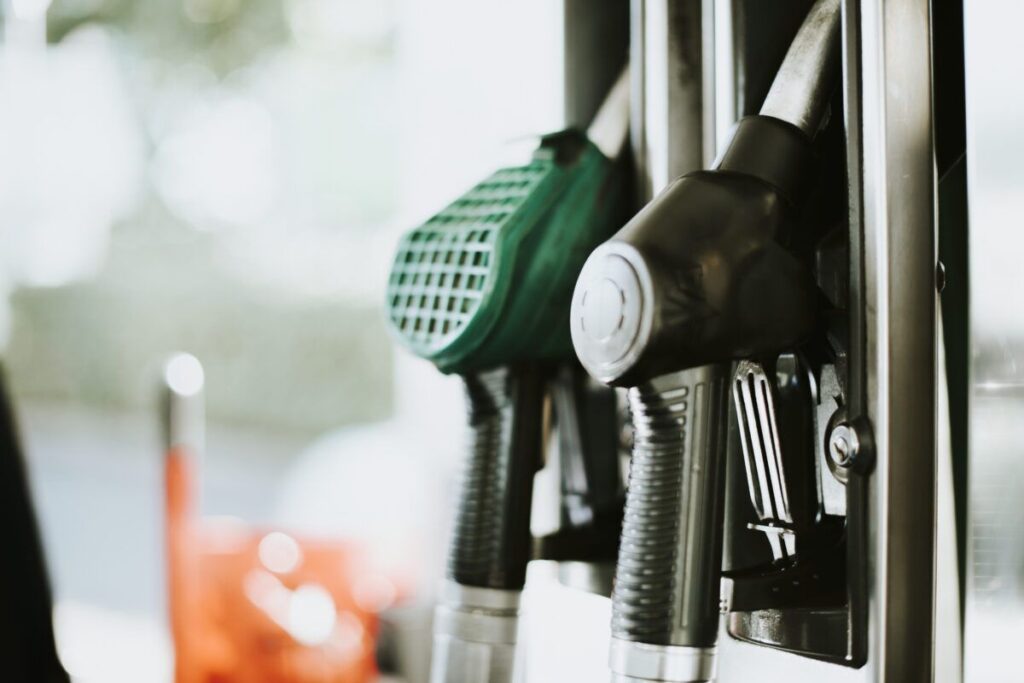 A imagem trata-se da foto em close up de duas bombas de gasolina, uma preta e outra verde. A foto ilustra a tributação para postos de combustível, o tema deste artigo.